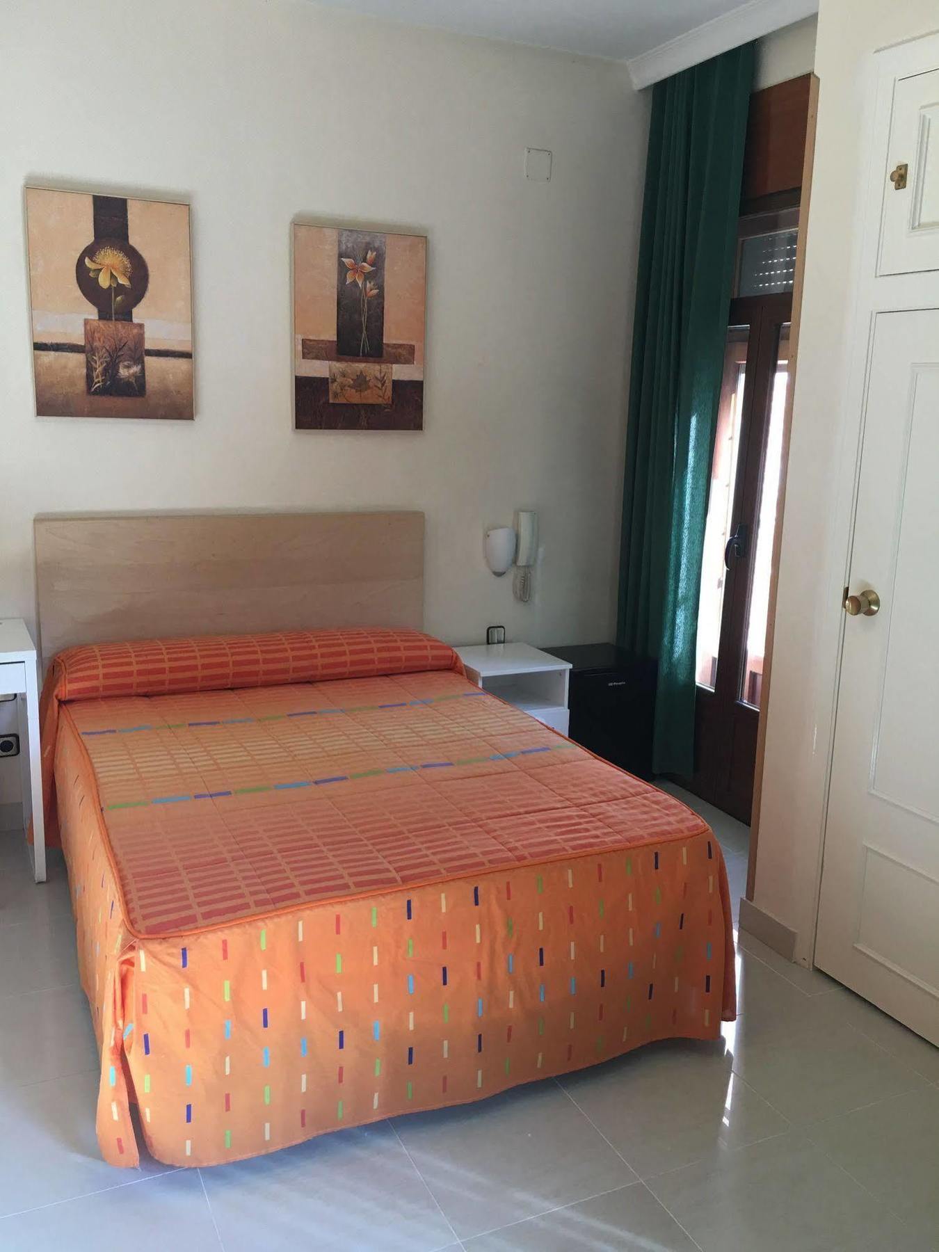 Hostal Cervantes Valdemoro Exterior photo