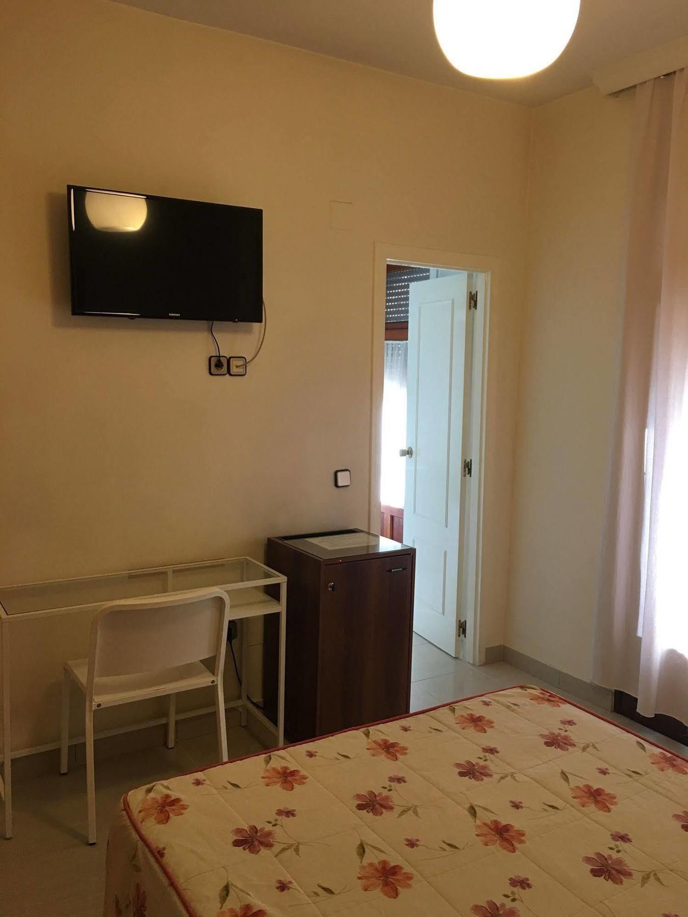 Hostal Cervantes Valdemoro Exterior photo